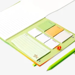 Blocco note sfumato con penna e foglietti adesivi