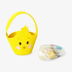 Caramelle nel cestino di feltro a forma di pulcino di Pasqua