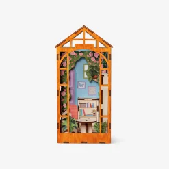Decorazione fai da te per libreria in legno