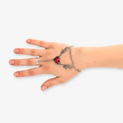 Gioiello da mano argentato con cuore rosso