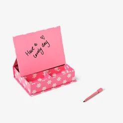 Ordine da scrivania floreale rosa con planner e pennarello