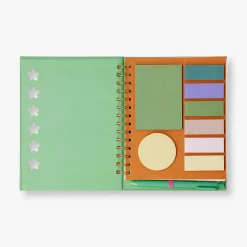 Quaderno verde con penna a sfera e memo