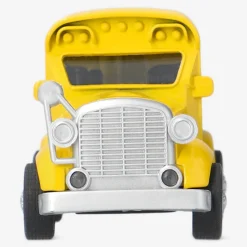 Tira indietro l'auto mentre lo scuolabus giallo